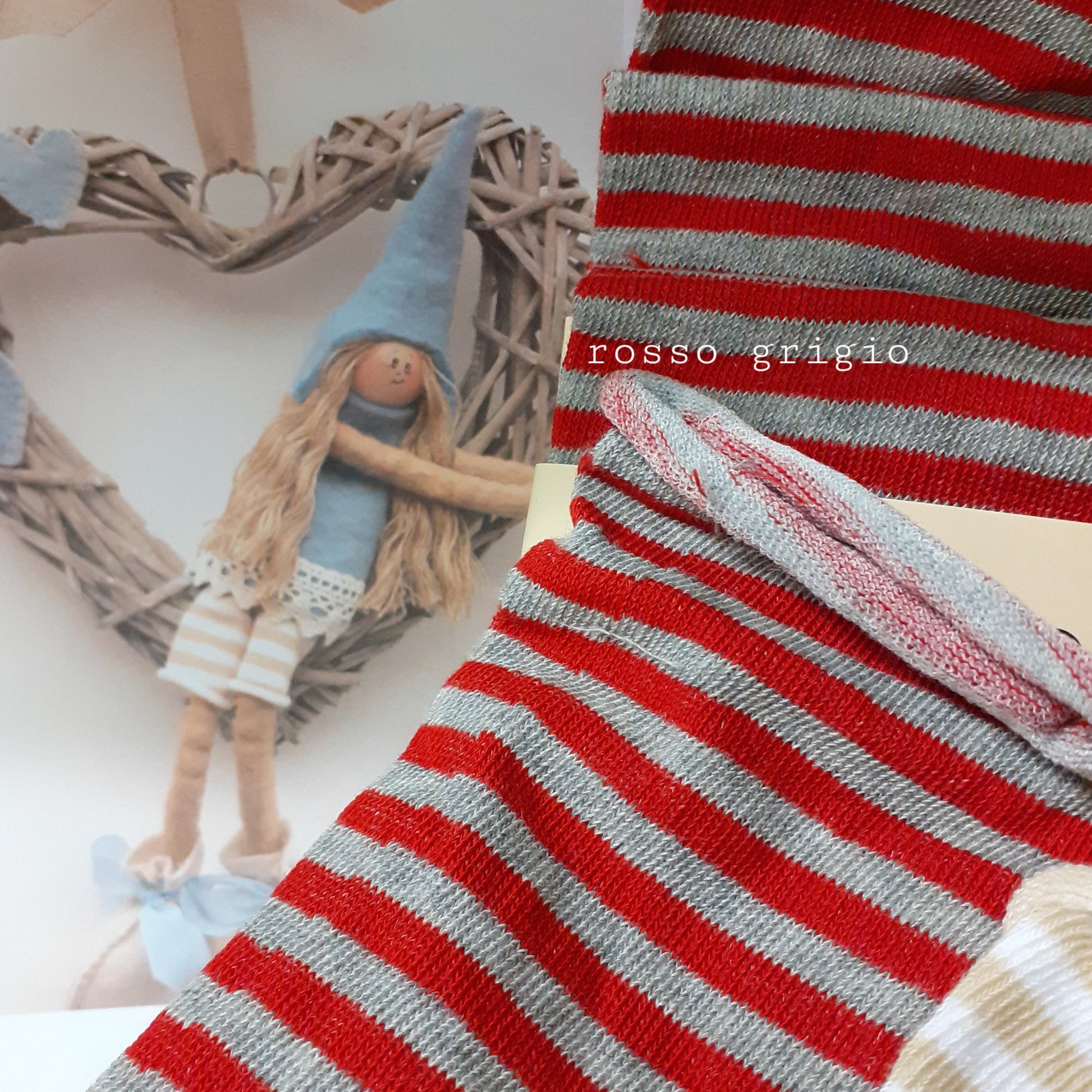 tubolari di maglina per bambole pannolenci stoffa pezza righe rosso grigio idea fuori porta pigotta pantaloncini bambolina cuore midollino san valentino festa della mamma