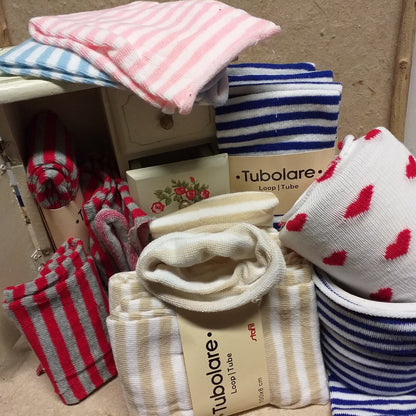 vetrina negozio shop vendita on-line tubolari di maglina elastica fantasia cuori bianco rosso righe beige rosse blu per bambole pupazzi fiocchi nascita rosa celeste azzurro Fuoriporta ghirlande natalizie pasquali