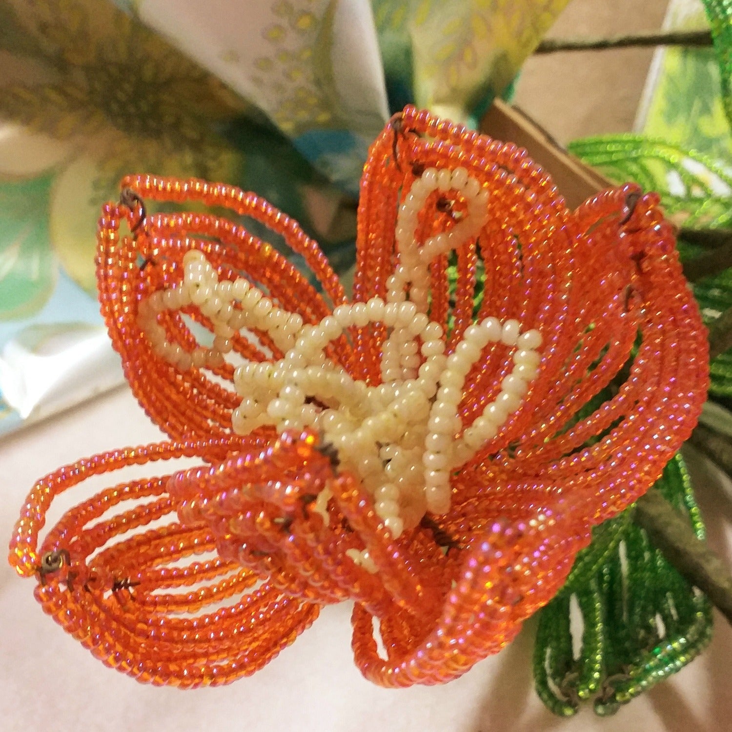 fiore composizione pasquale perline arancioni pesca salmone rocailles di vetro iridescente conteria creare fiori veneziani tulipani perle cangianti arcobaleno hobby fai da te