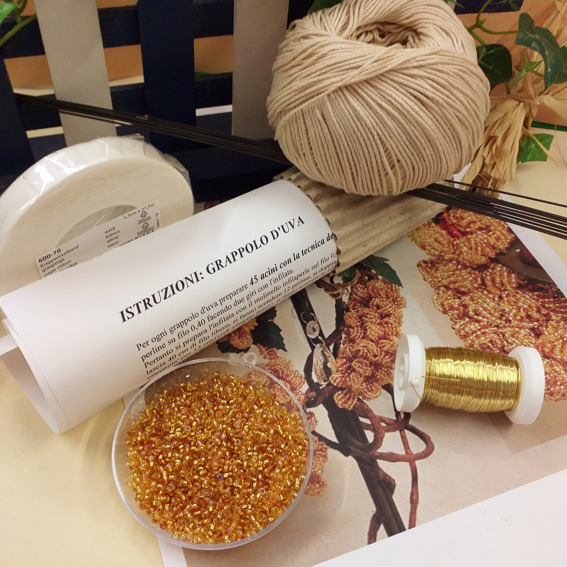 Foto tutorial schemi spiegazioni materiale kit hobby perline di vetro lavorazione conteria rocailles per creare frutta uva con materiale occorrente accessori