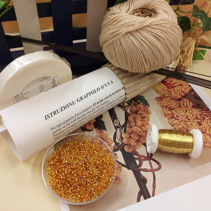 Foto tutorial schemi spiegazioni materiale kit hobby perline di vetro lavorazione conteria rocailles per creare frutta uva con materiale occorrente accessori