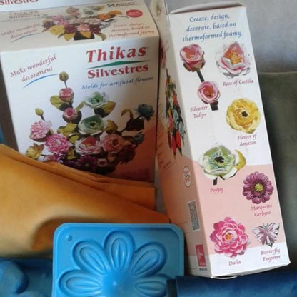 scatola con modelli fiori thikas stampi renkalik velluto e fommy silvestre per gerbere, magnolie, rose, foglie e farfalle