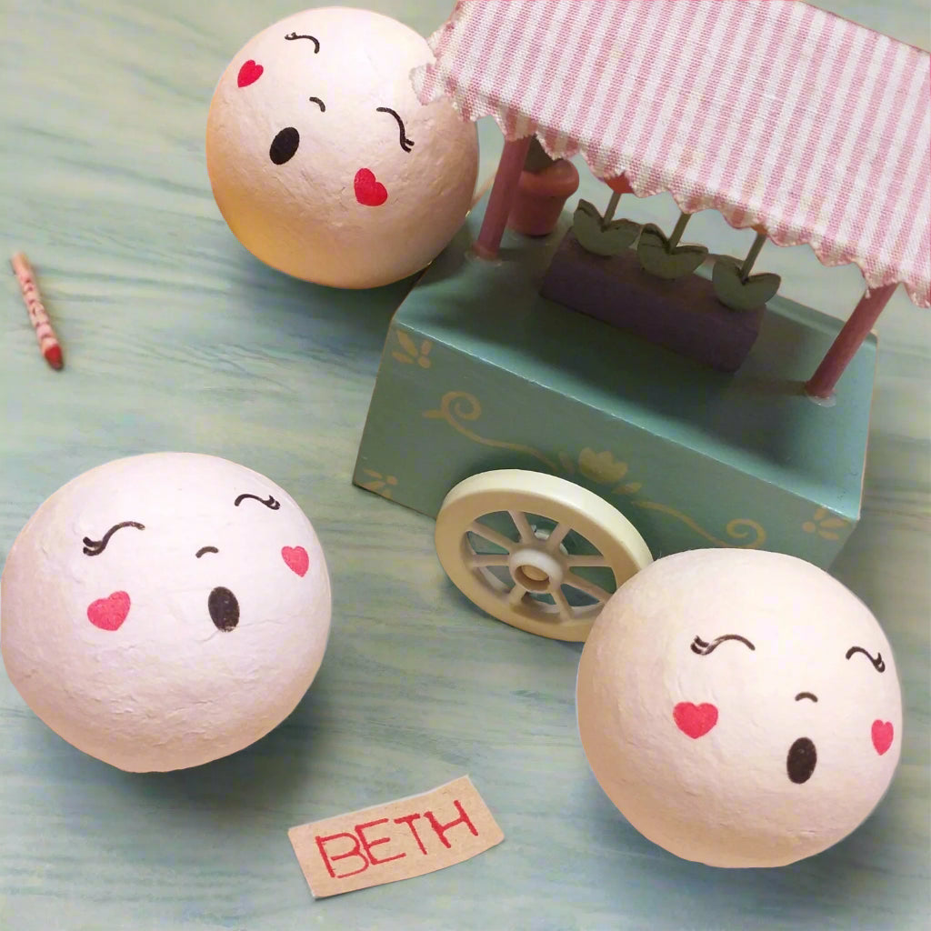 Beth visetto stampato disegnato cantante cuoricini occhi chiusi di testine con faccine ovatta tinta carne uso per fofuchas fommy bambole gomma crepla angioletti natalizi fatine angeli bomboniere bamboline pigottine di stoffa pezza accessori hobby creativi fai da te